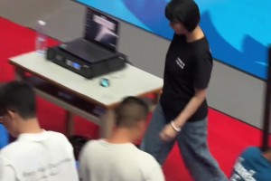 不要再说你们的伍总不专注看比赛了，都是用手机看球员数据的🏀